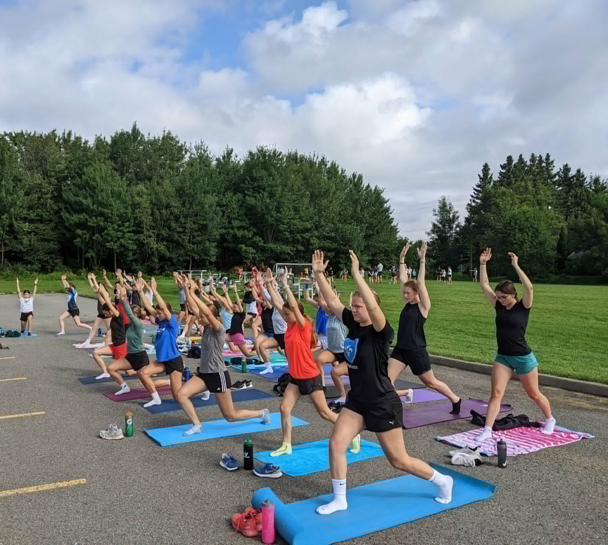 Séance de yoga avec un groupe d'enfants